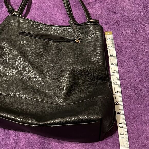 Liz Claiborne black handbag with lots of pockets and cute lock accent EUC - Picture 4 of 16